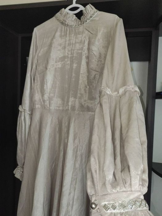 Vecherniy koylak abaya ichidan kiyilsa juda chiroyli turadi