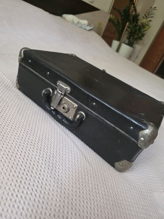 Чемодан кожаный черный