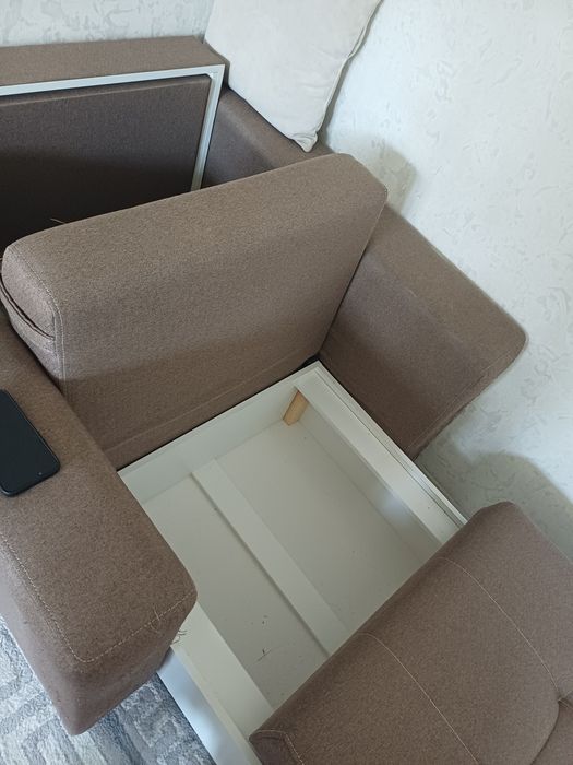 Продам диван почти новый.
