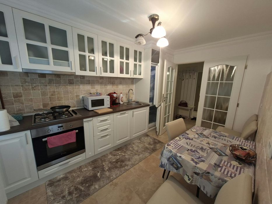 Închiriez apartament 3 camere
