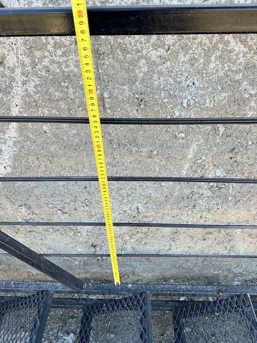 Vând scara metalică