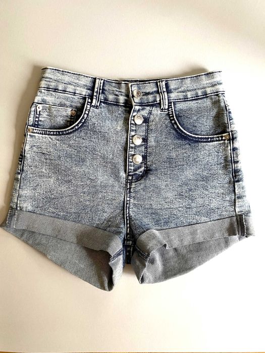 Къси панталони с копчета Bershka