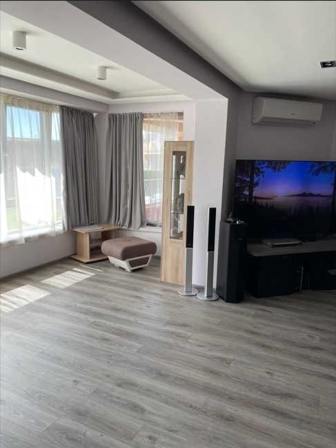 Дава се под наем Тристаен апартамент в Варна, Център - 160 кв.м за 1100 € - Снимка #3