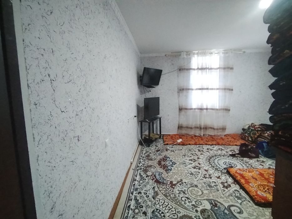 Hovlili Uy sotiladi 8 sotix.