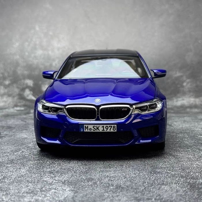 BMW M5 F90 1:18 premium