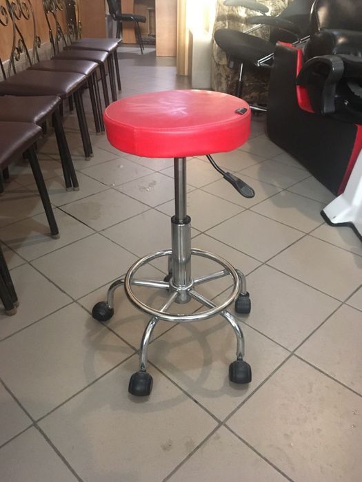 Парикмахерское кресло, детский стульчик.
