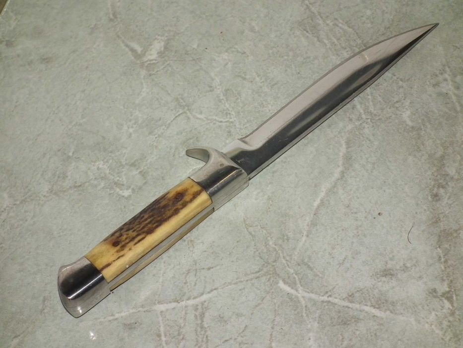 Cutit de vánátoare maghiar cu plásele din corn Magyar Diósgyőri Művek (Diósgyőri Acélművek)