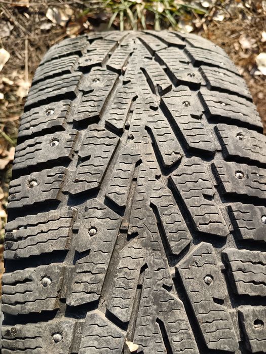 Продам 2 шины 215/65/16