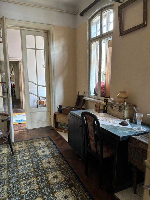 Închiriez casa cu 3 camere si curte de 90 mp