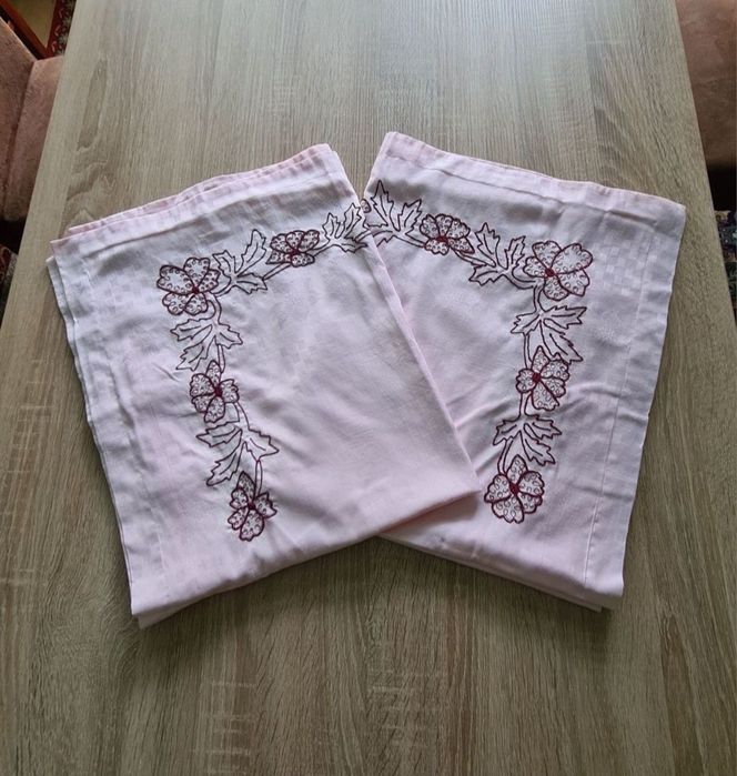 Lenjerie pat din damasc cu broderie realizată manual