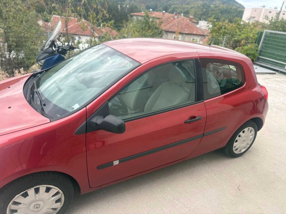 Автомобил Renault Clio 1.2