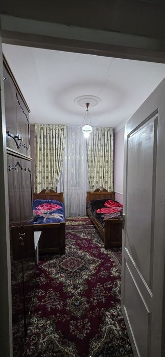 Beruni metrodan 1 km pasda Bankviskiy dom sotiladi 4 honali 3 etaj