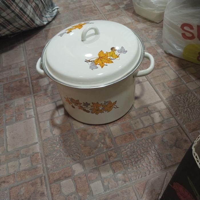 Продам эмалированеые чайники и кастрюли