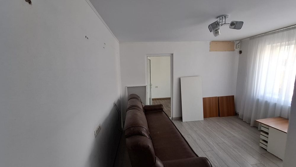 Se vinde apartament 2 camere semidecomandat, strada Slt.Gheorghe Bărboi,etaj 3.Pret 55000 €