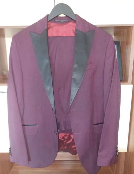 Costum visiniu pentru eveniment