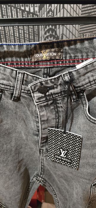 Vând blugi louis vuitton