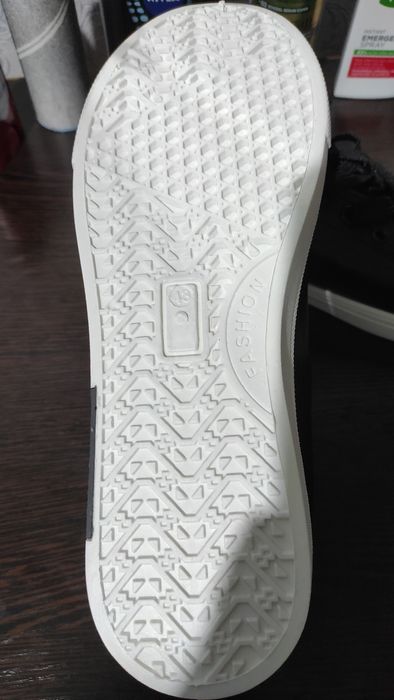 Продам кроссовки