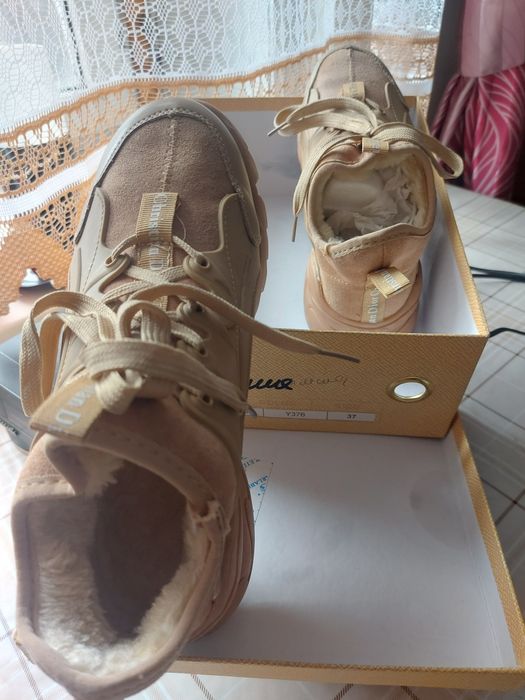 Продам кроссовки зимние