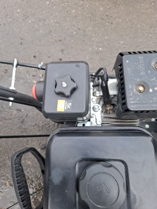 Бензиновый снегоуборщик