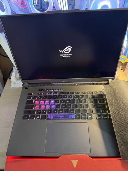 [NOU, 0 ore] Laptop Gaming Asus ROG Strix G16 Ryzen 9 8940HX 32/1T RTX5080 16" 240Hz