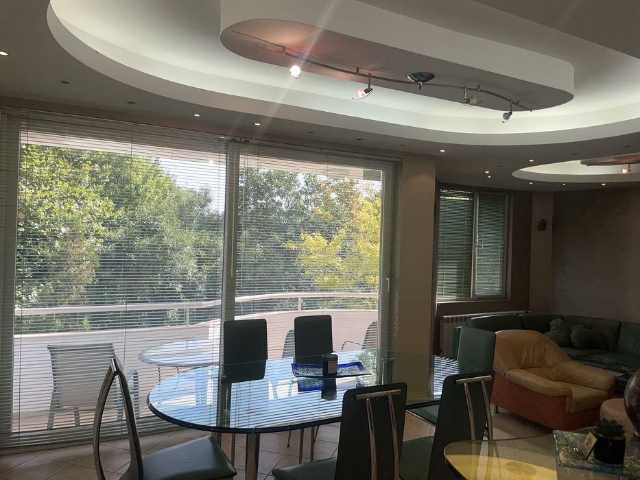 Дава се под наем Къща в Велико Търново, Колю Фичето - 400 кв.м за 1800 € - Снимка #1