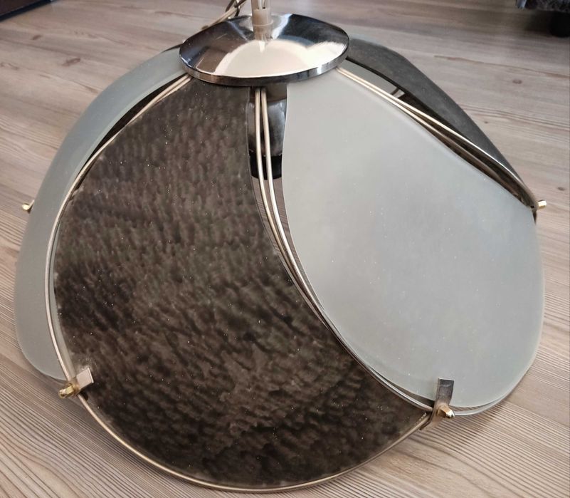 Лампион, подходяш за осветление в спалнята, всекидневната или хола.