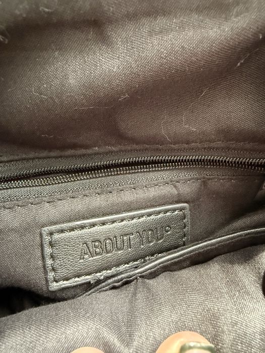 Черна раница марка About you