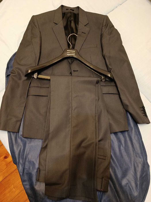 Продавам нов абитуриентски костюм сив цвят графит 48 номер