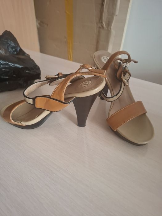 Продам женские босоножки