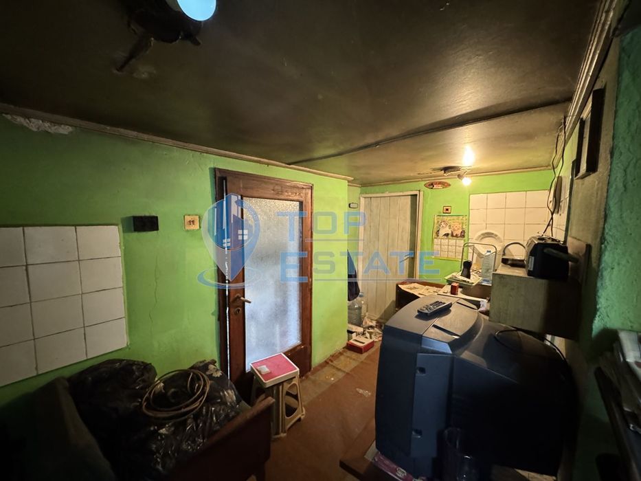 Къща с голям двор и допълнителни постройки в село Янтра, област Велик