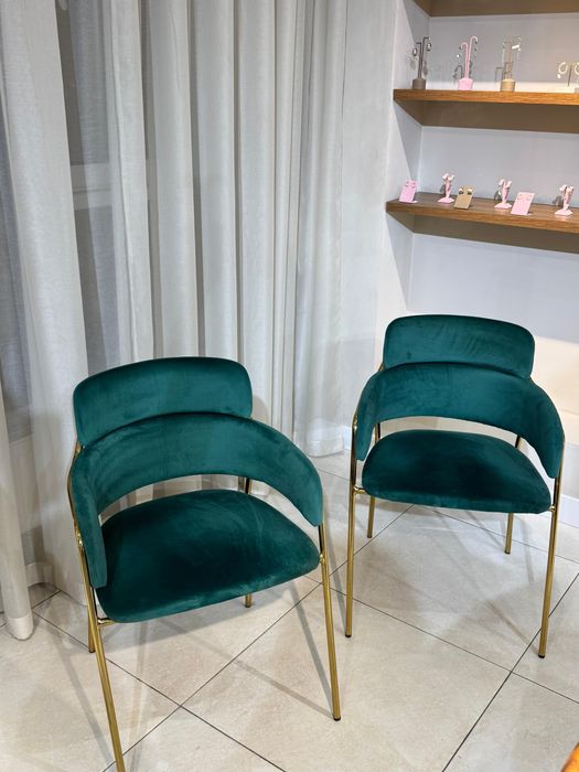 Бархатные стулья изумрудного цвета