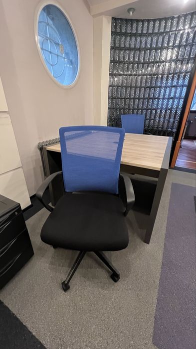 Продавам 3бр малко използвани офис столове