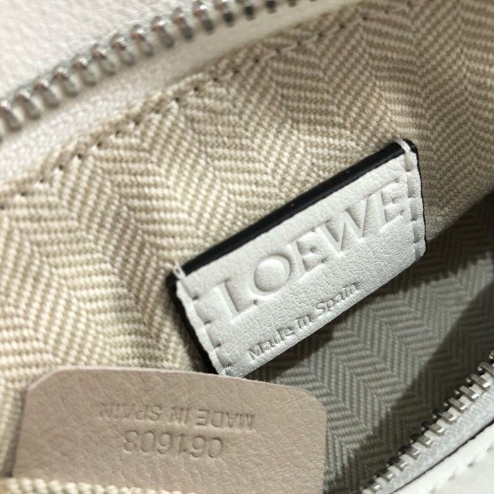 LOEWE Futurist Cat Mini Puzzle Bag  Оригинална мини Puzzle чанта от LOEWE в лимитиран Futurist Cat дизайн