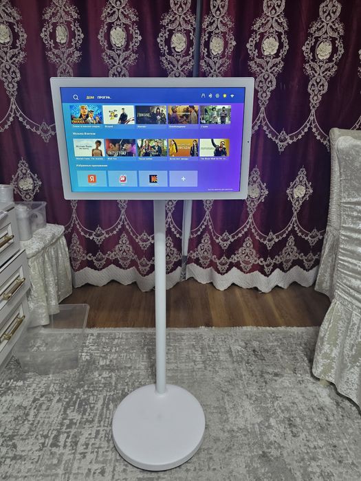 Продаётся сенсорный экран интерактивный дисплей на стойке