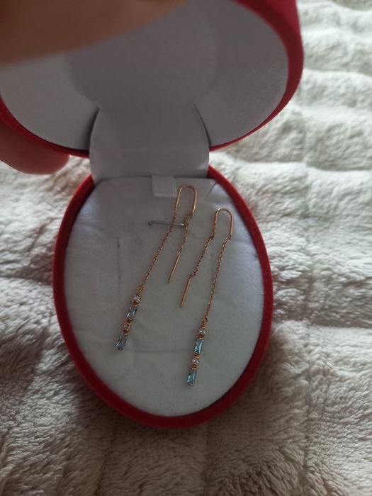 Золотые серьги протяжки с камнями