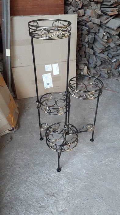 Металлическая подставка под цветы