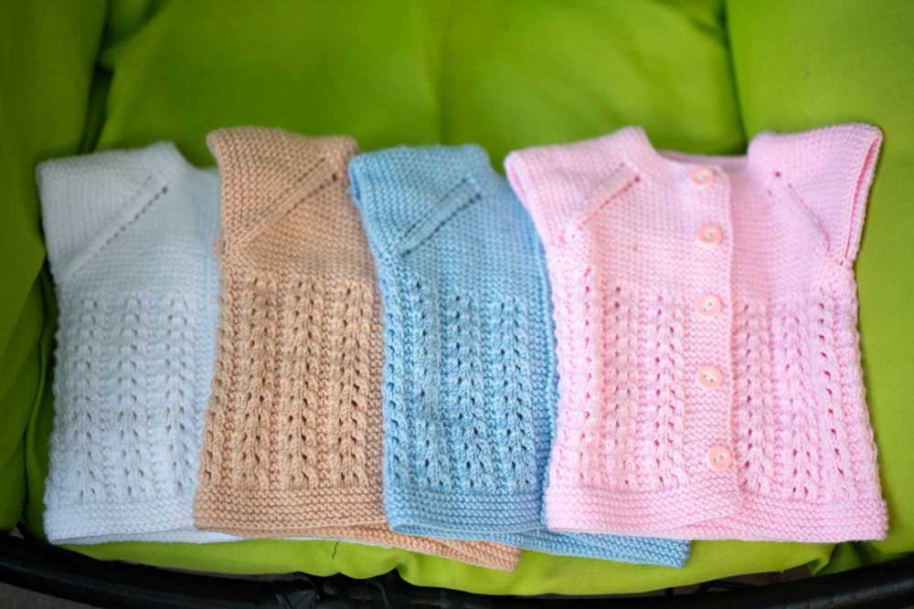 Ръчно плетени детски дрехи.