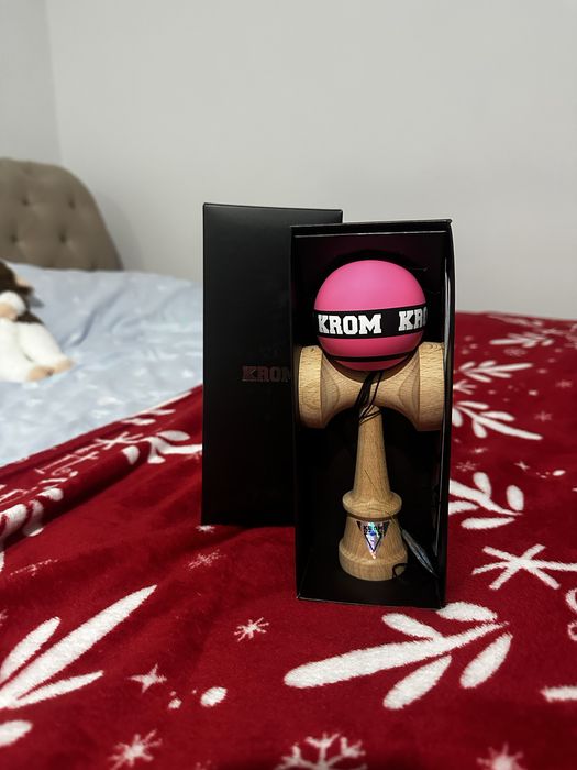 Kendama Krom STROGO roz NOU