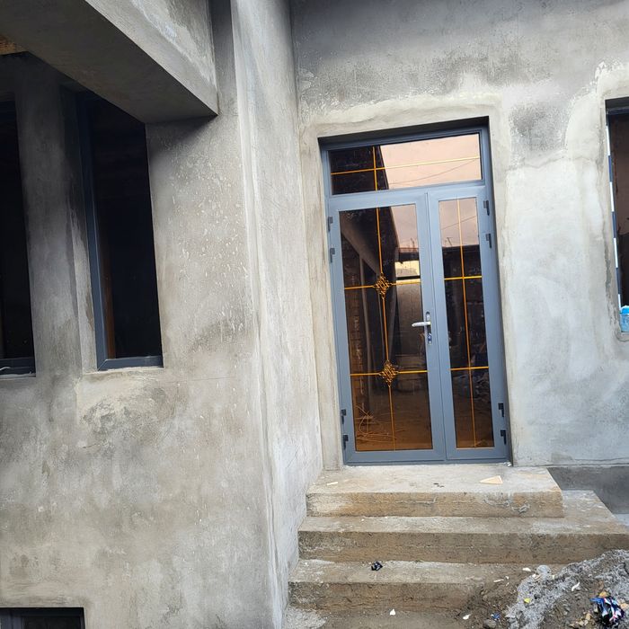 Uy sotiladi 2.4 sotix 4 xona 2 ta  sanuzel + padval + naves.