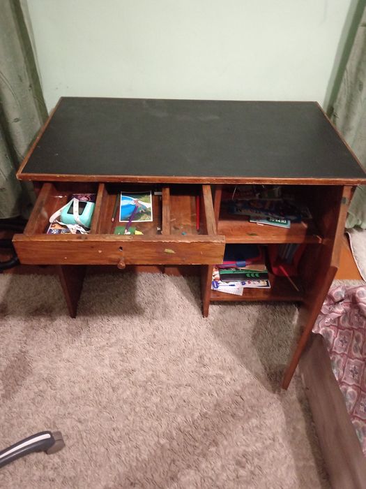 Письменный стол.