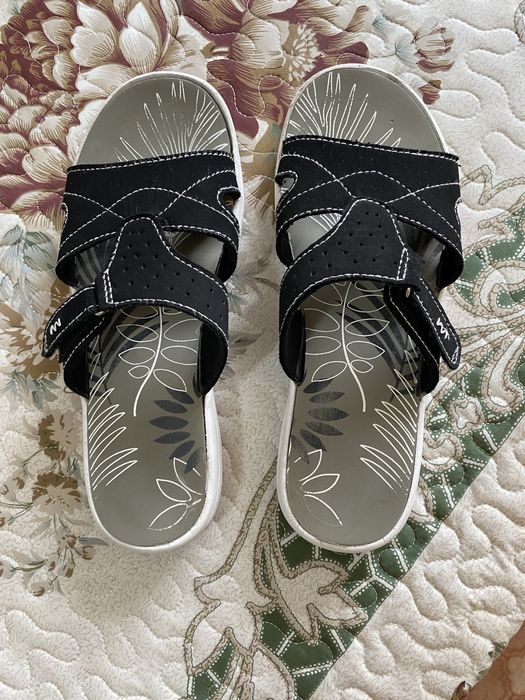 Продам красовки женские.