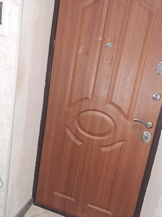 Продам входную дверь