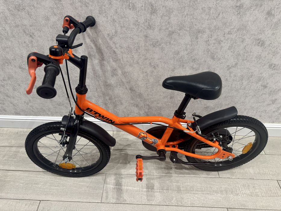 Bicicletă 16'' + roti ajutatoate + casca neagra  noua!