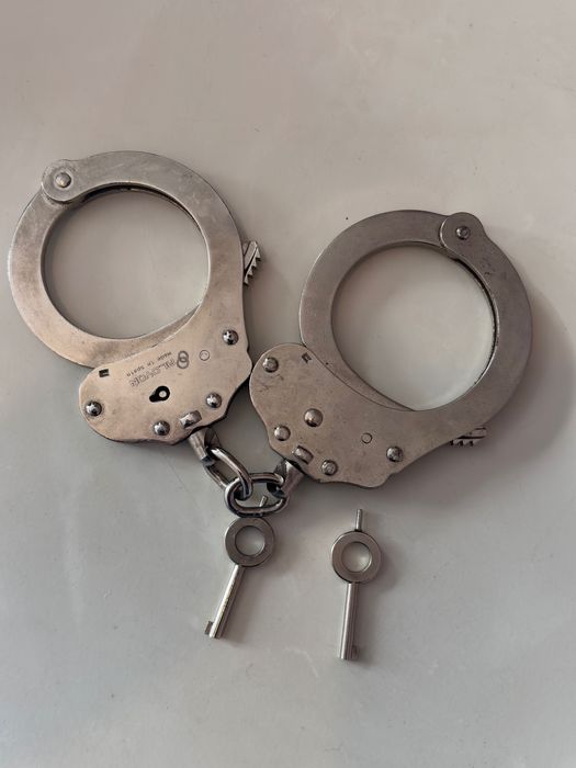 Комплект с Белезници