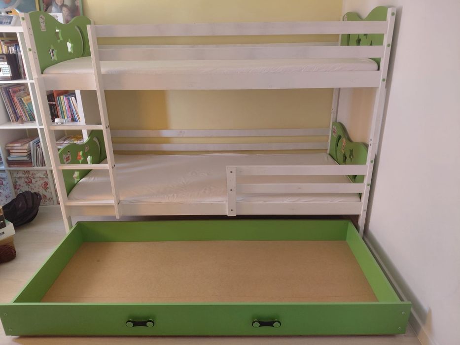 Pat etajat modular din lemn cu ladă de depozitare.