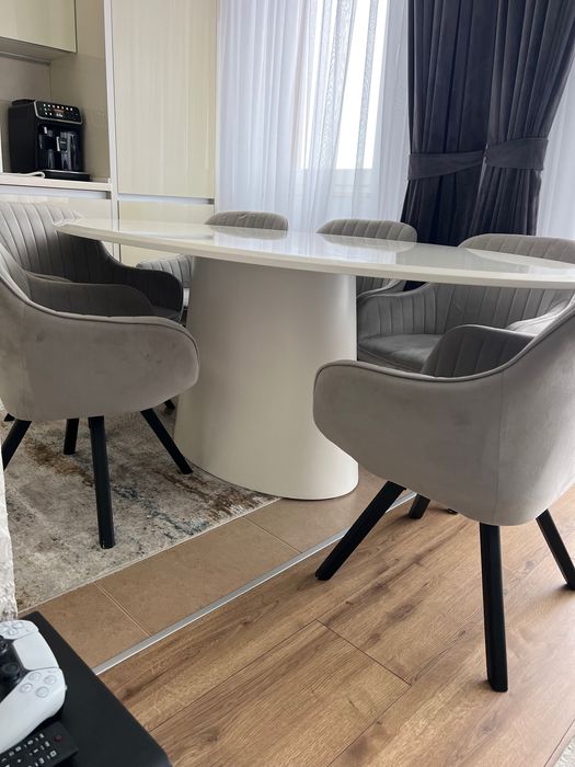 Masa ovală 2000x1100mm, MDF (Mobexpert) cu 6 scaune (Jysk).