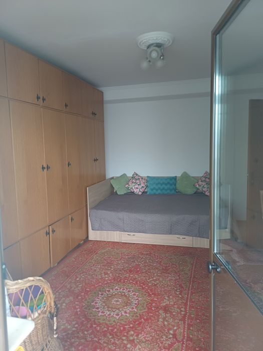 Inchiriez apartament 3 camere decomandat , confort 1, etaj 1/4, Pitesti , zona centrala..  De preferat eleve / studente.