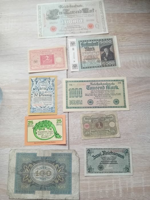 Bancnote vechi in stare buna.