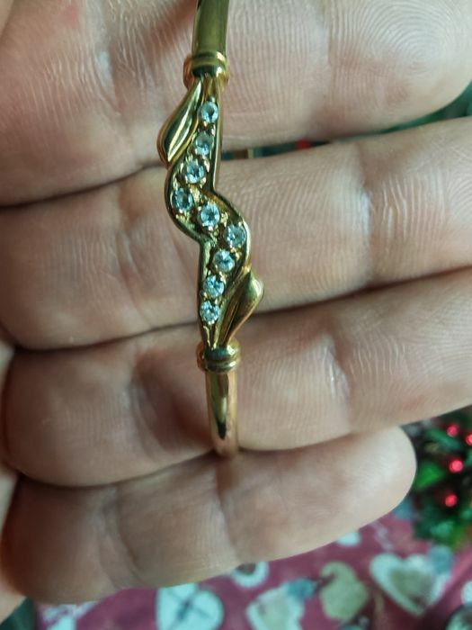 Златна гривна с камъни