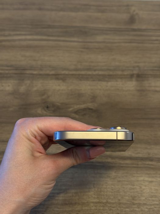 Iphone 16 pro - desert titanium